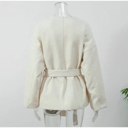 Aria | Cappotto in lana con scollo a V in stile moderno