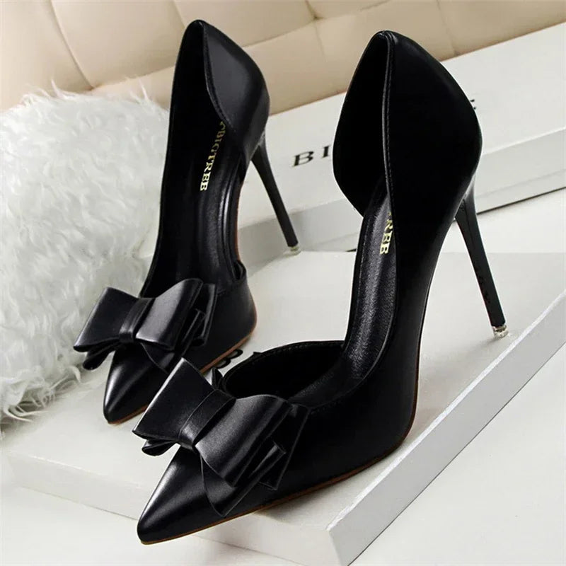 Elegante Pumps met Strik Detail en Puntige Neus