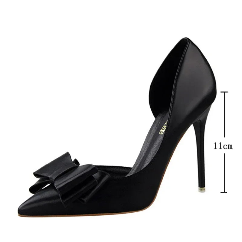 Elegante Pumps met Strik Detail en Puntige Neus
