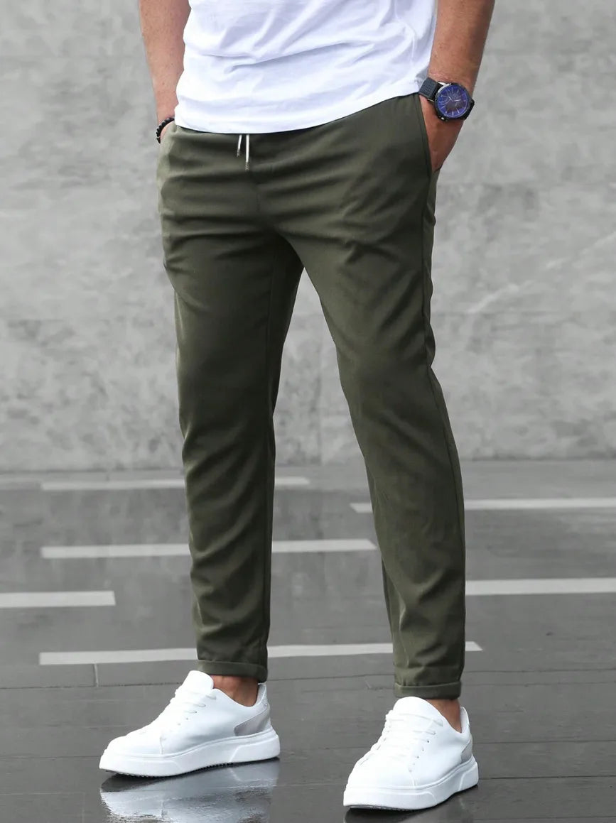 Slim fit broek met elastische taille en zijzakken