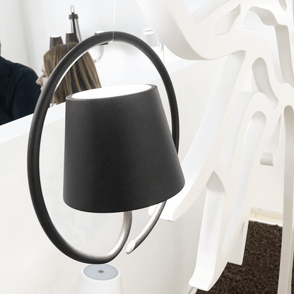 Moderne Stralendthuis hanglamp met een stijlvol zwart ontwerp, verstelbaar en weerbestendig, perfect voor zowel binnen- als buitenruimtes, met een minimalistische uitstraling die elke omgeving verfraait.