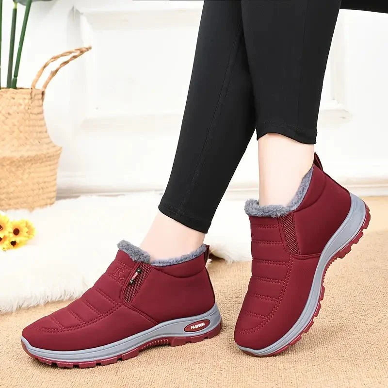Roodkleurige Tessura schoenen met een warme voering rond de enkels, perfect voor de winter. De schoenen hebben een comfortabele, sportieve uitstraling met een grijze zool en zijn ideaal voor dagelijks gebruik.