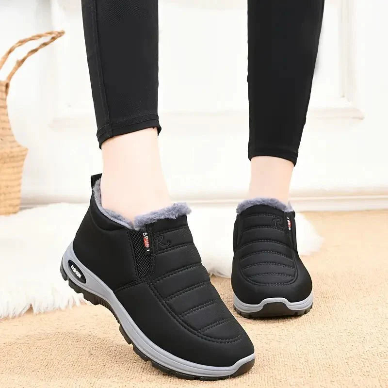 Zwarte Tessura schoenen met een comfortabele, warme voering aan de bovenkant, geschikt voor koudere dagen. De schoenen hebben een sportieve uitstraling met een grijze zool en zijn ideaal voor dagelijks gebruik.