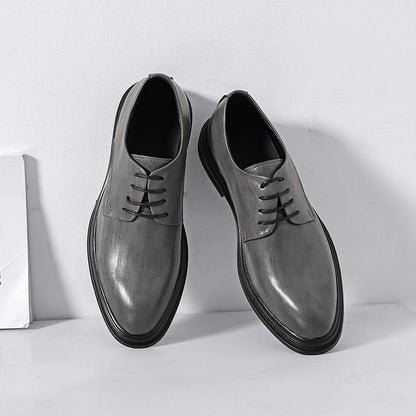  Grijze handgemaakte Oxford schoenen met een klassieke vetersluiting. Deze stijlvolle en tijdloze schoenen bieden een verfijnde uitstraling, ideaal voor formele gelegenheden, zakelijke evenementen of bruiloften. Perfect voor een elegante look met comfort en vakmanschap.