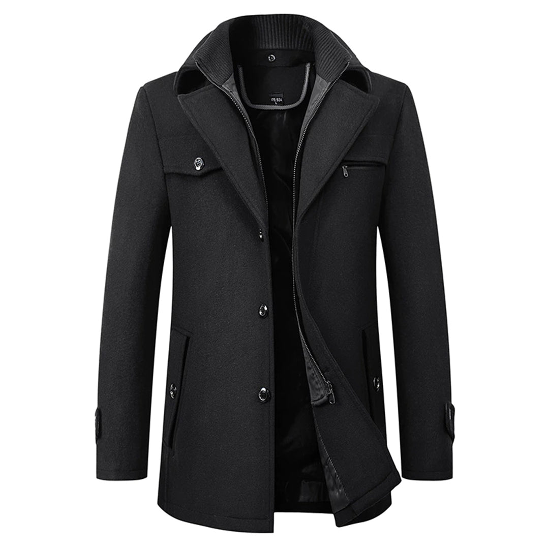 Urbano Winterjas in klassiek zwart. Deze duurzame herenjas combineert stijl en functionaliteit met een moderne pasvorm, een hoge kraag voor extra warmte, praktische zakken en hoogwaardige knoop- en ritssluitingen. Perfect voor de winterse kou.
