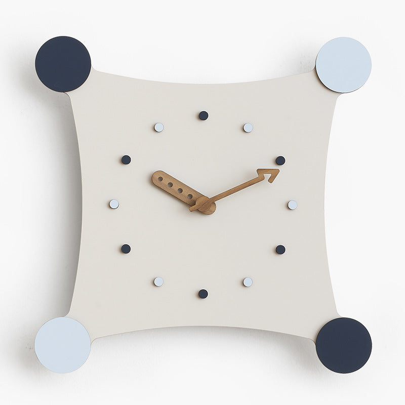 Een moderne wandklok met een uniek ontwerp. De klok heeft een vierkante vorm met afgeronde hoeken en is voorzien van kleurrijke stippen als urenmarkeringen. De houten wijzers en de strakke kleurencombinatie geven de klok een eigentijdse uitstraling, perfect voor een minimalistische inrichting.