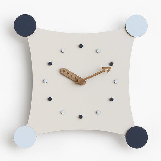 Een moderne wandklok met een uniek ontwerp. De klok heeft een vierkante vorm met afgeronde hoeken en is voorzien van kleurrijke stippen als urenmarkeringen. De houten wijzers en de strakke kleurencombinatie geven de klok een eigentijdse uitstraling, perfect voor een minimalistische inrichting.
