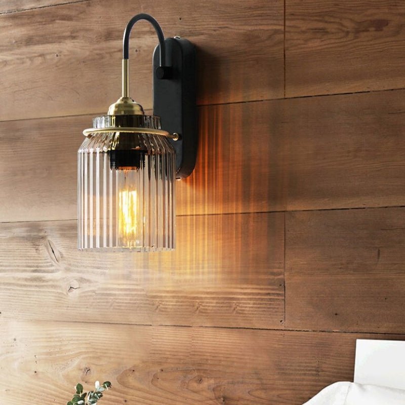Vintage Wandlamp | Sfeervolle verlichting: Deze wandlamp met een geribbeld glazen scherm en gouden details brengt een klassieke charme naar jouw ruimte. Het strakke ontwerp en de warme gloed creëren een gezellige, uitnodigende sfeer, perfect voor jouw woonkamer, slaapkamer of gang.