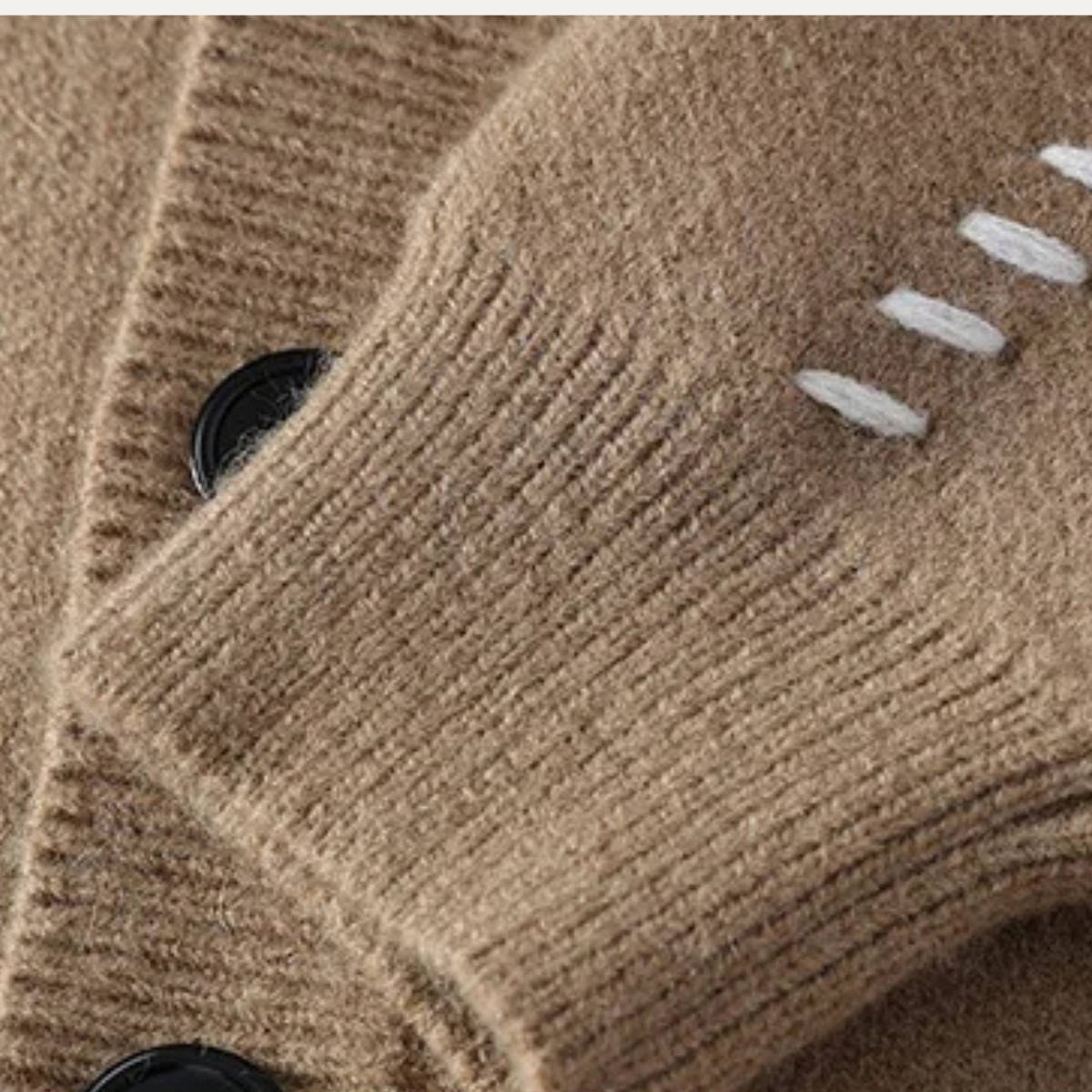 VogeLuxe | Heren V-hals Cardigan met Zwarte Knopen 2