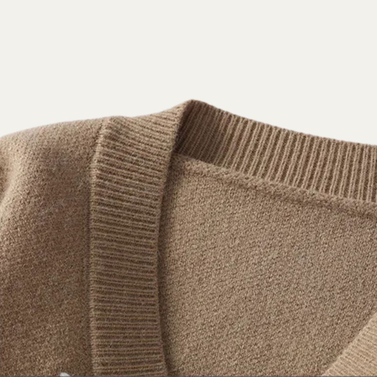 VogeLuxe | Heren V-hals Cardigan met Zwarte Knopen 3