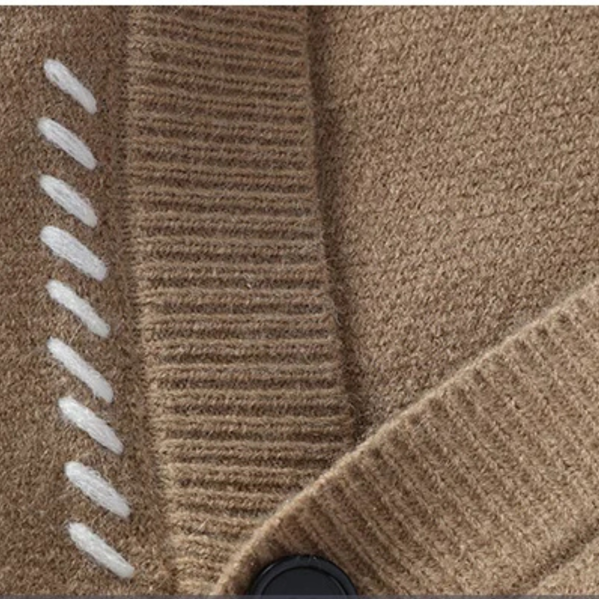 VogeLuxe | Heren V-hals Cardigan met Zwarte Knopen 4