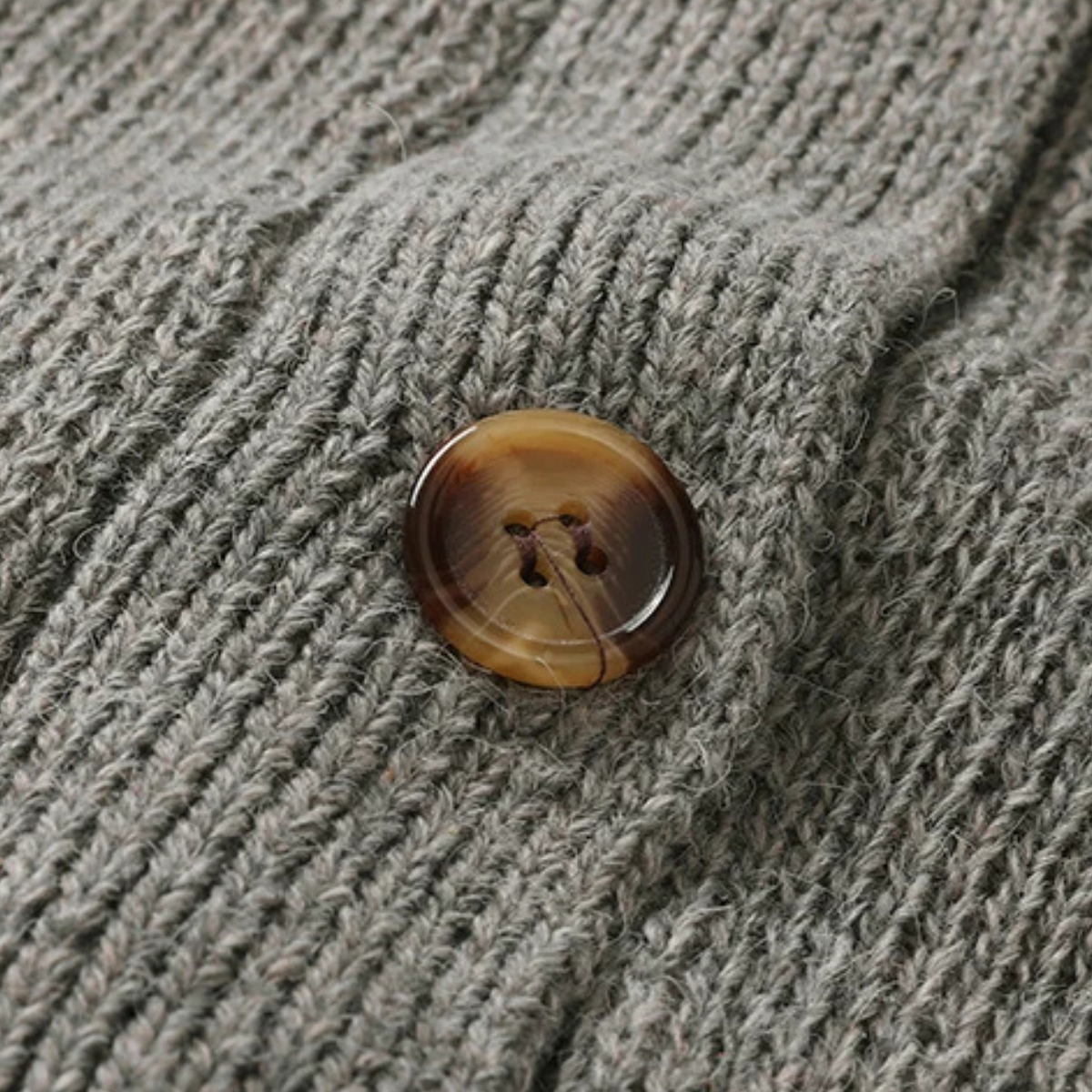 VogeLuxe | Heren gebreid vest in universiteitsstijl 2