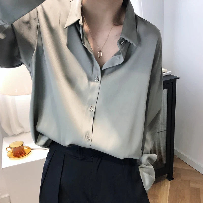Glossy's Luxe Satijnen Blouses: Tijdloze Elegante Tops in Effen Kleuren
