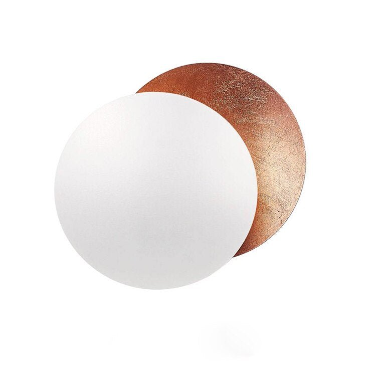 Wandlamp met zonsverduistering - Een moderne wandlamp met een minimalistisch ontwerp, waarbij een witte cirkel een warme koperen achtergrond deels bedekt, geïnspireerd door de zonsverduistering. Deze lamp geeft een subtiel en sfeervol licht, ideaal voor moderne interieurs en stijlvolle accenten.