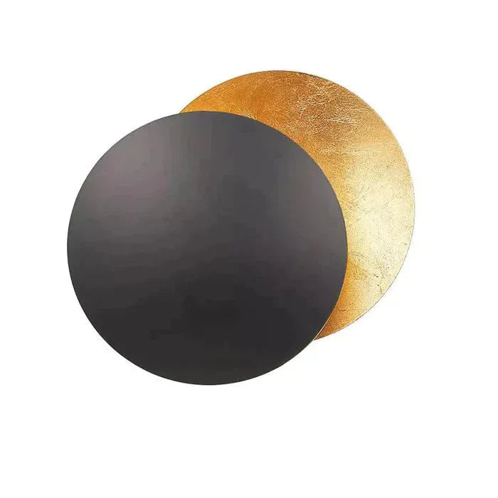 De Wandlamp met Zonsverduistering heeft een verfijnd design met een elegante combinatie van matte zwart en goudkleurige afwerking. Het minimalistische uiterlijk creëert een sfeervolle en moderne uitstraling, perfect voor het verlichten van je interieur met een subtiele luxe