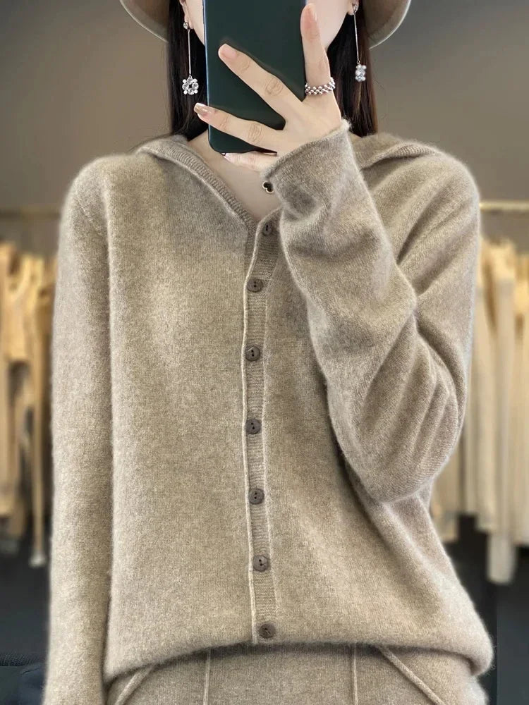 Warren Comfort Trui in een zachte beige tint, met een capuchon en knoopsluiting aan de voorkant. Deze comfortabele, tijdloze trui biedt een stijlvolle en elegante uitstraling, perfect voor casual dagen. De trui is een ideale keuze voor een trendy en warme look, en past goed bij verschillende outfits.