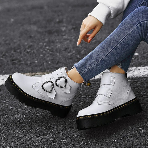 Dames Enkelboots met Hartvormige Gespen – Comfortabel & Stijlvol