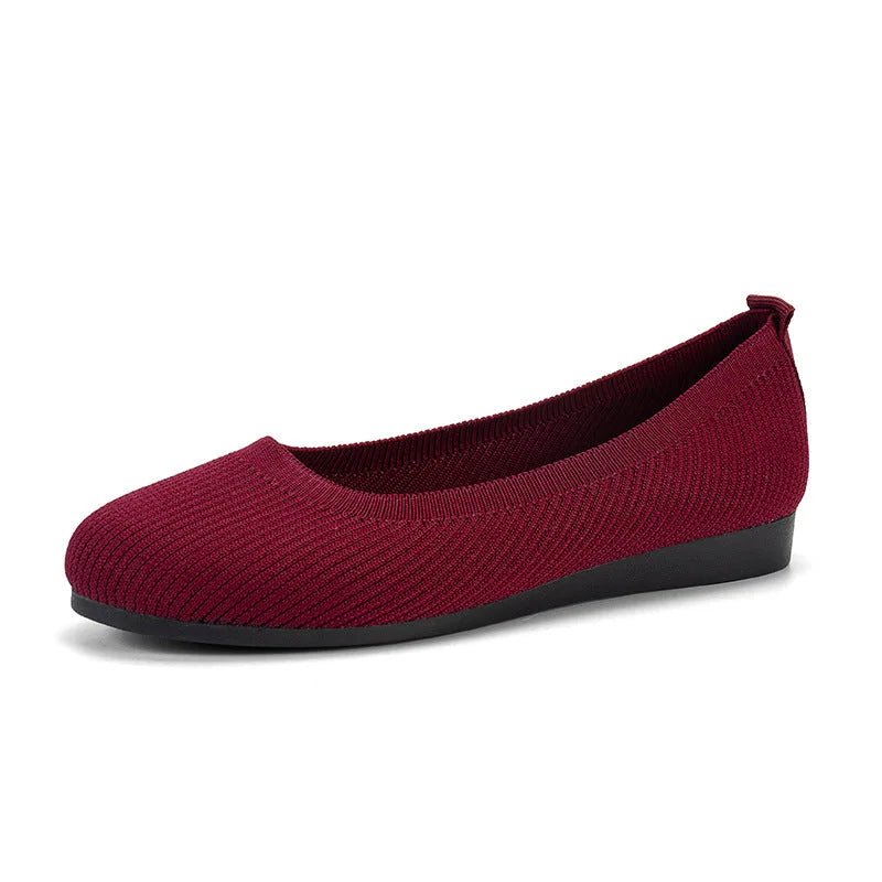  Rood comfortabele schoenen van het merk Xelara, met een eenvoudig en flexibel ontwerp, ideaal voor dagelijks gebruik met een lage hak voor extra comfort.