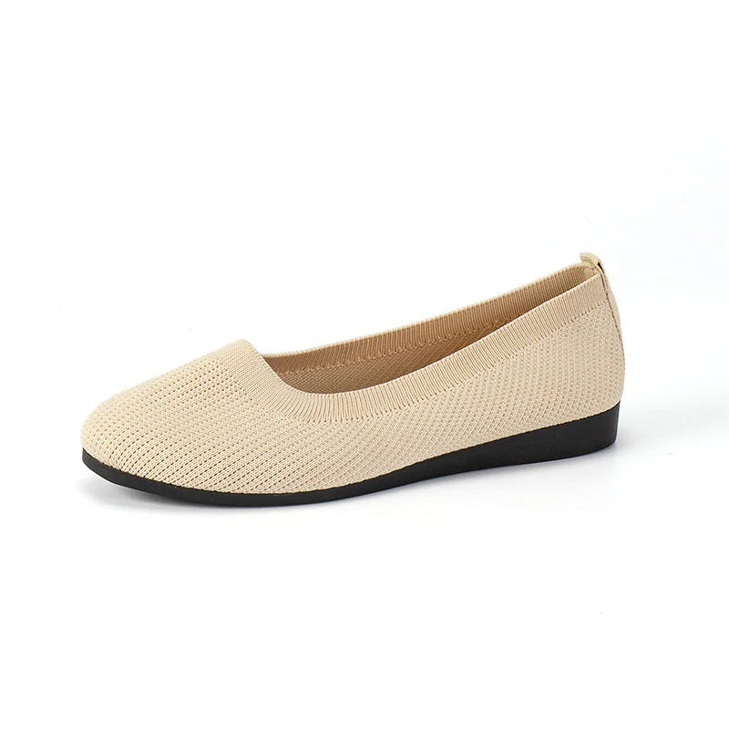 Beige comfortabele schoenen van het merk Xelara, met een ademend bovenwerk en een flexibele zool voor ultiem draagcomfort, ideaal voor dagelijks gebruik.