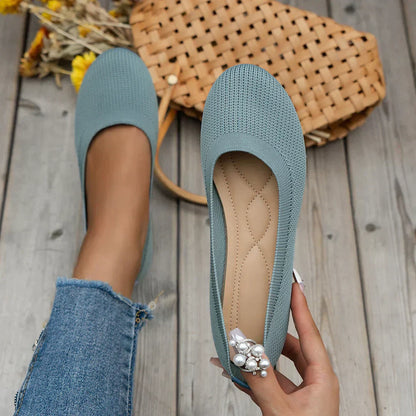 Lichtblauw comfortabele schoenen van het merk Xelara, met een elastische ribstof en een flexibele zool, perfect voor dagelijks gebruik met een stijlvolle uitstraling en optimaal comfort.