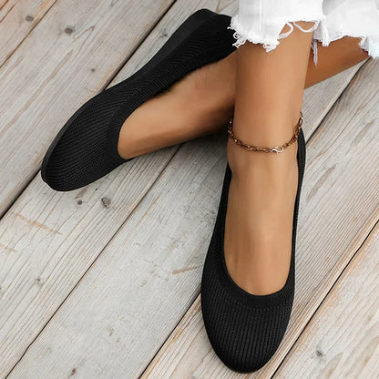  Zwarte comfortabele schoenen van het merk Xelara, met een strak design en een eenvoudige, casual uitstraling, perfect voor dagelijks gebruik.