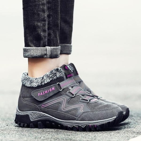 Grijze winterschoenen van Zaffaro met een zachte voering, gedragen met een casual outfit. Deze comfortabele schoenen bieden zowel stijl als bescherming tegen de kou, ideaal voor de wintermaanden.