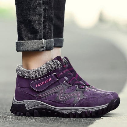 Paars gekleurde winterschoenen van Zaffaro met warme voering, gedragen met een casual outfit. Deze comfortabele schoenen bieden zowel stijl als bescherming tegen de kou, perfect voor de wintermaanden.