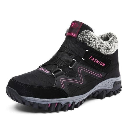 Zwarte winterschoenen van Zaffaro met roze details en een warme voering. De schoenen bieden comfort en bescherming tegen de kou, met stevige antislipzolen voor extra grip in de wintermaanden.