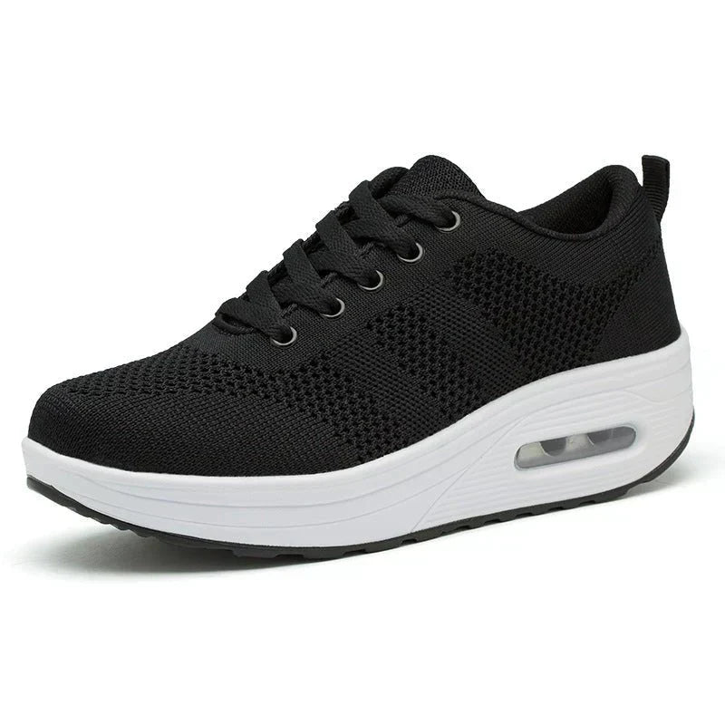 ZappoFlex zwarte sneakers met witte zool, mesh bovenwerk voor ademend vermogen en extra ondersteuning voor dagelijks comfort.