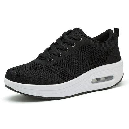 ZappoFlex zwarte sneakers met witte zool, mesh bovenwerk voor ademend vermogen en extra ondersteuning voor dagelijks comfort.