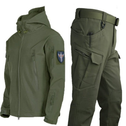 Een groen waterdicht regenjack met bijpassende broek, ontworpen voor zowel functionaliteit als stijl. Het jack heeft een capuchon en meerdere ritszakken voor praktische opbergruimte, terwijl de broek een comfortabele pasvorm biedt met extra zakken. Ideaal voor buitenactiviteiten en bescherming tegen natte weersomstandigheden.