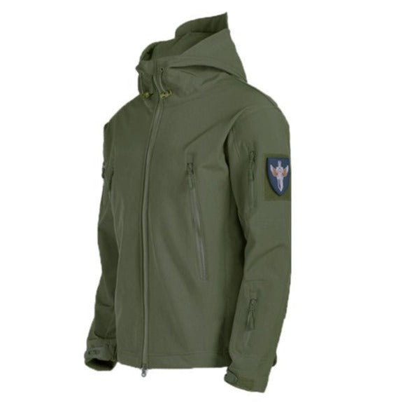 Een olijfgroene waterdichte regenjas met capuchon, ontworpen voor avontuur en stijl. De jas heeft meerdere ritszakken voor praktische opbergruimte en een militair geïnspireerd embleem op de mouw. Ideaal voor regenachtige dagen, met een functionele en moderne uitstraling.