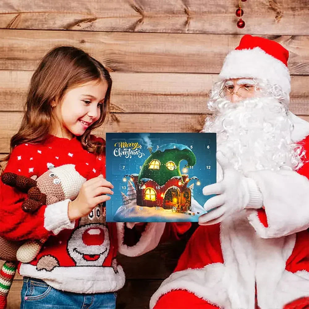 Een meisje in een kersttrui houdt een adventskalender vast met een kersthuis ontwerp, terwijl ze samen met de kerstman zit, die een rood pak draagt. De achtergrond heeft houten muren en kerstversieringen.