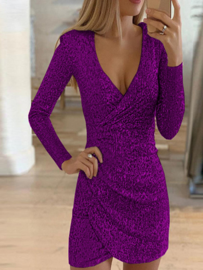 Deze paarse paillettenjurk van Zephyrine straalt elegantie uit met zijn verfijnde ontwerp en glamoureuze uitstraling. De V-hals en lange mouwen zorgen voor een flatterende pasvorm, terwijl de glinsterende details de jurk perfect maken voor een feest of speciale gelegenheid. Voeg wat glamour toe aan je avondlook met deze statement jurk.
