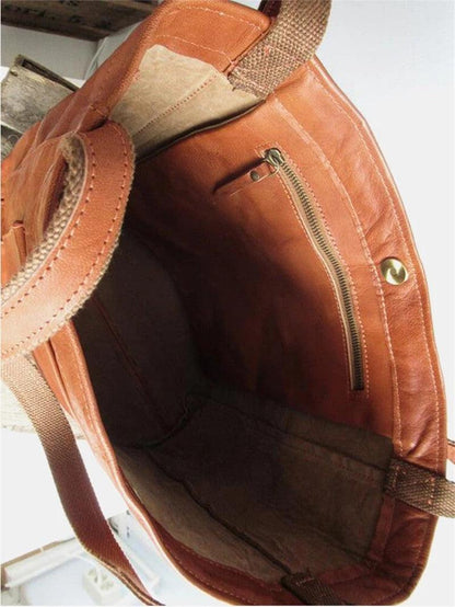 Het interieur van een leren schoudertas, met een ruime binnenkant en een ritsvak voor extra opbergruimte. De tas heeft een praktisch ontwerp met een stevige structuur, perfect voor het organiseren van al je spullen.