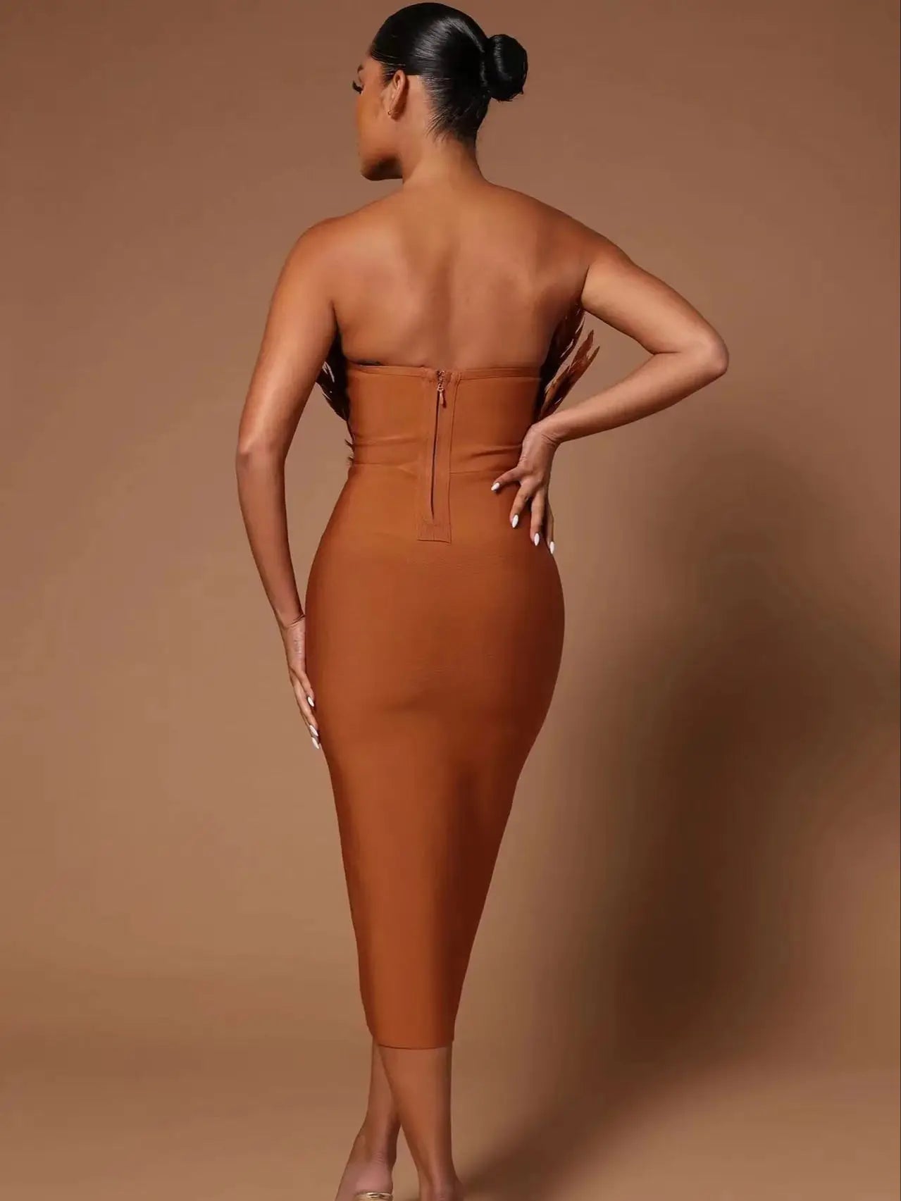 Betoverende Strapless Bodycon Jurk met Veren