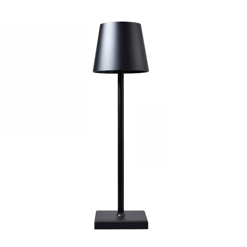 Een stijlvolle zwarte draadloze tafellamp met een slanke metalen voet en een conisch lampenkapje. Het minimalistische ontwerp voegt een moderne en verfijnde uitstraling toe aan elke ruimte.