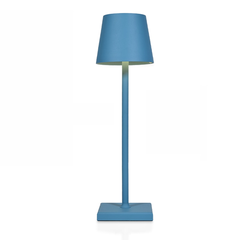 Een moderne draadloze tafellamp in helderblauwe kleur met een minimalistisch ontwerp. Het slanke metalen frame en de eenvoudige vierkante basis maken het een stijlvolle toevoeging aan elk interieur.