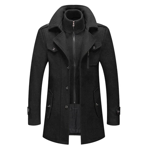 Een luxe grijze winterjas met een moderne uitstraling. De jas heeft een hoge kraag, rits- en knoopsluitingen, en functionele zakken. Het is een stijlvol en warm kledingstuk, perfect voor de winter, met verfijnde details die een elegante uitstraling geven.