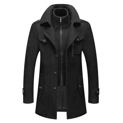 Een luxe grijze winterjas met een moderne uitstraling. De jas heeft een hoge kraag, rits- en knoopsluitingen, en functionele zakken. Het is een stijlvol en warm kledingstuk, perfect voor de winter, met verfijnde details die een elegante uitstraling geven.