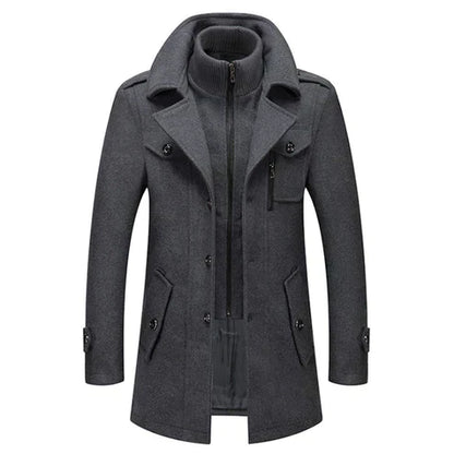 Een luxe grijze winterjas met een moderne uitstraling. De jas heeft een hoge kraag, rits- en knoopsluitingen, en functionele zakken. Het is een stijlvol en warm kledingstuk, perfect voor de winter, met verfijnde details die een elegante uitstraling geven.