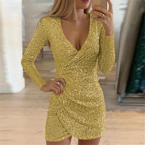 Gouden glinsterende jurk met lange mouwen en een verleidelijke V-hals. De jurk heeft een prachtige drapering aan de voorkant, die een flatterende pasvorm biedt en een glamoureuze uitstraling creëert, ideaal voor een feest of speciale gelegenheid.
