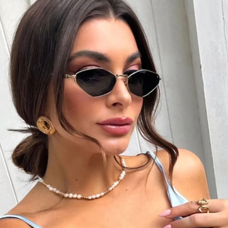 Dames Zonnebril Cat Eye met Metaal Montuur en Slank Design - Mode Vibes