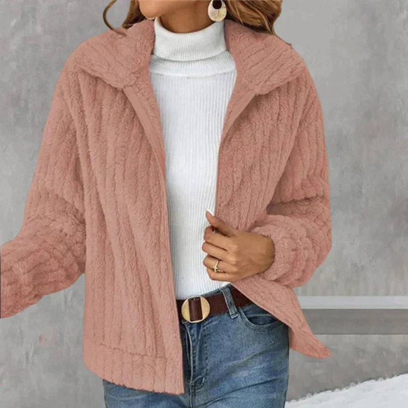 Aloisa | nonchalante pluche jas in de kleur Lichtroze voor dames in stijl ideaal voor de winter