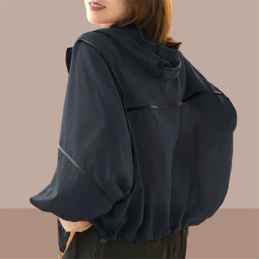 Danya | Luchtige zomer hoodie jas in de kleur Zwart voor dames in Lounge stijl ideaal voor de lente.