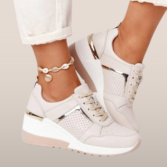 Sneakers met Sleehak en Metallic Details - Mode Vibes