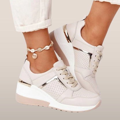 Sneakers met Sleehak en Metallic Details - Mode Vibes