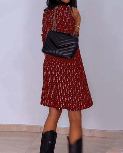 Diamond print v-hals jurk in de kleur Zwart voor dames in stijl ideaal voor de herfst.