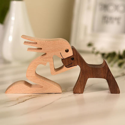 Hondenbeeldje Handgesneden van Hout met Liefdes Thema