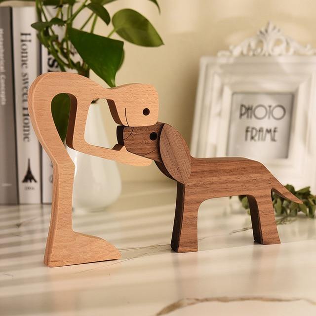 Hondenbeeldje Handgesneden van Hout met Liefdes Thema - Mode Vibes